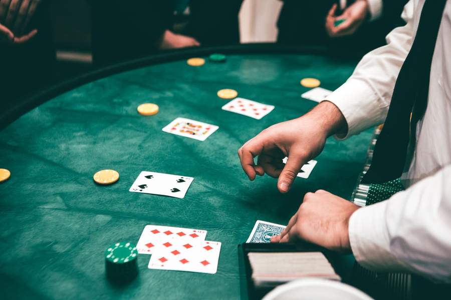 Pemain poker di meja kartu