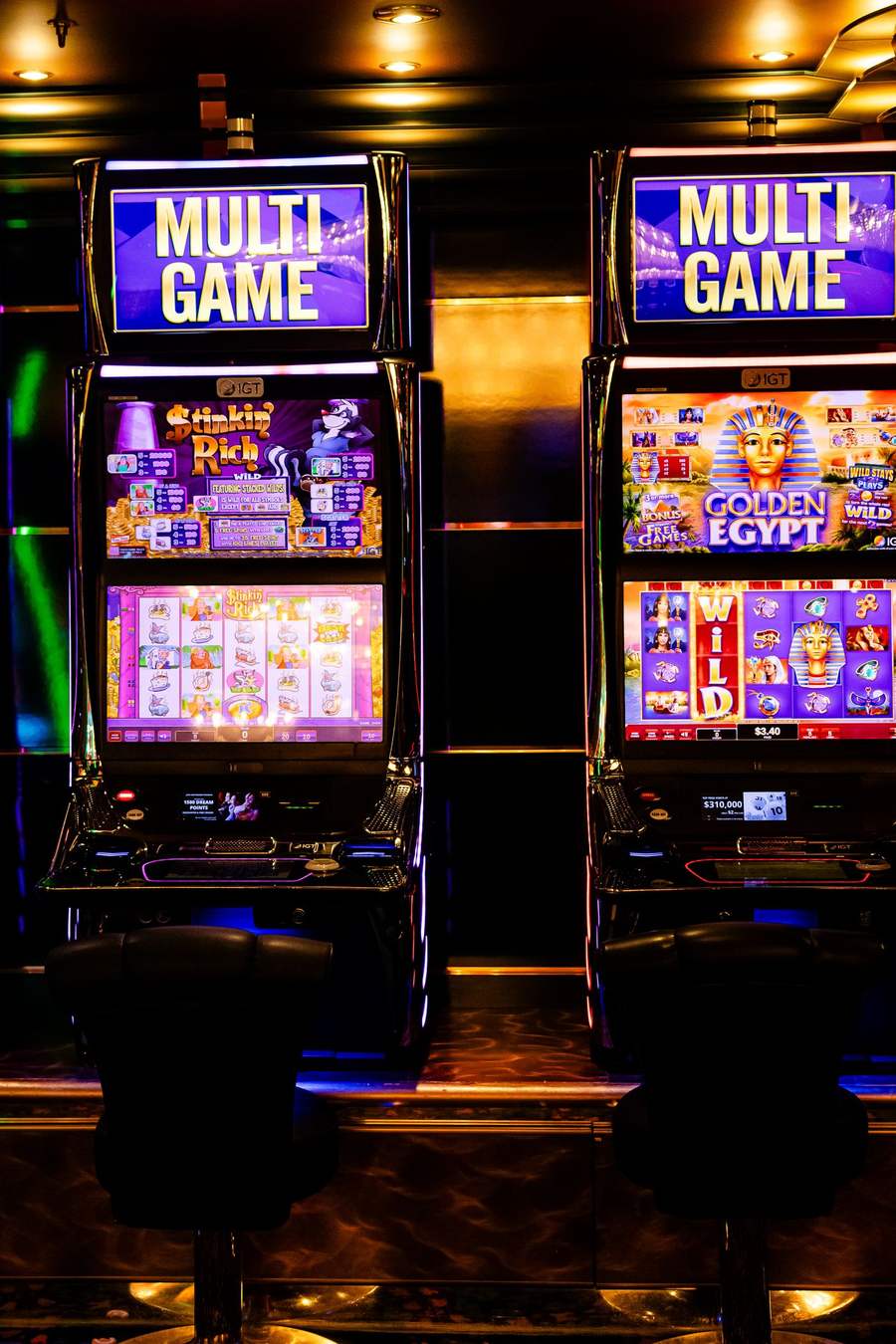 Deretan mesin slot bercahaya di kasino
