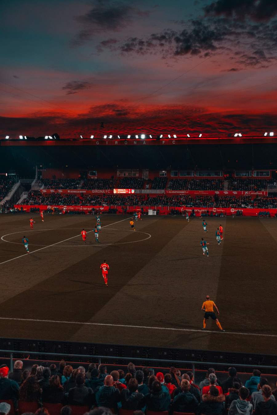 Pertandingan sepak bola di stadion