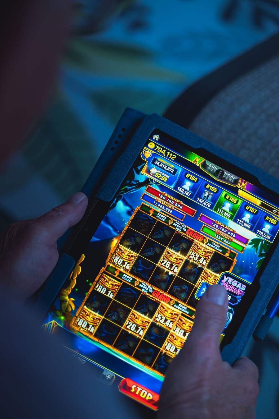 Bermain game mobile di tablet sambil bersantai
