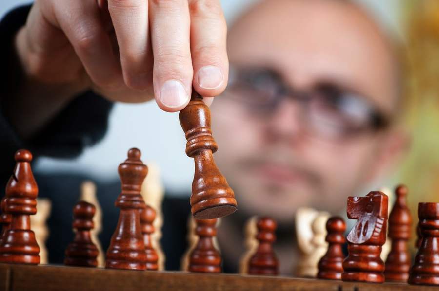 Pemain catur berpikir strategis sebelum melangkah